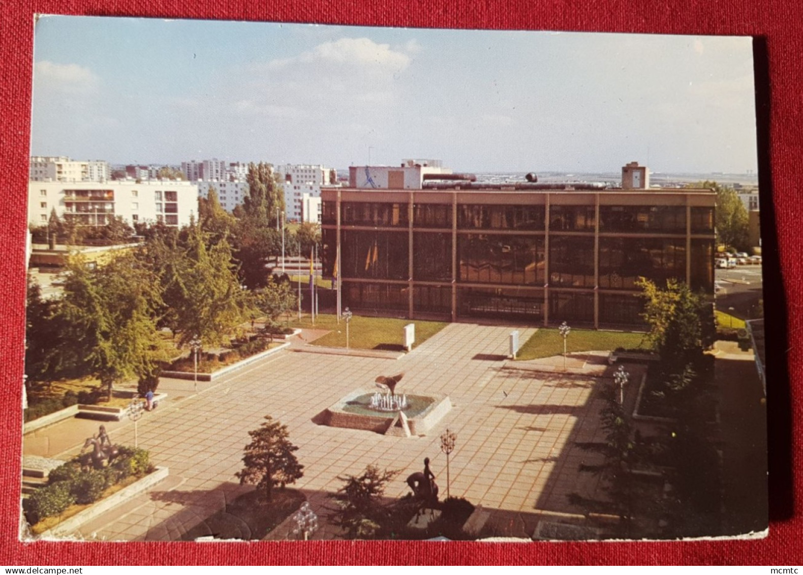 CPM abîmée  -   Garges les Gonesses - 95140 -(Val d'Oise) - L'Hôtel de Ville