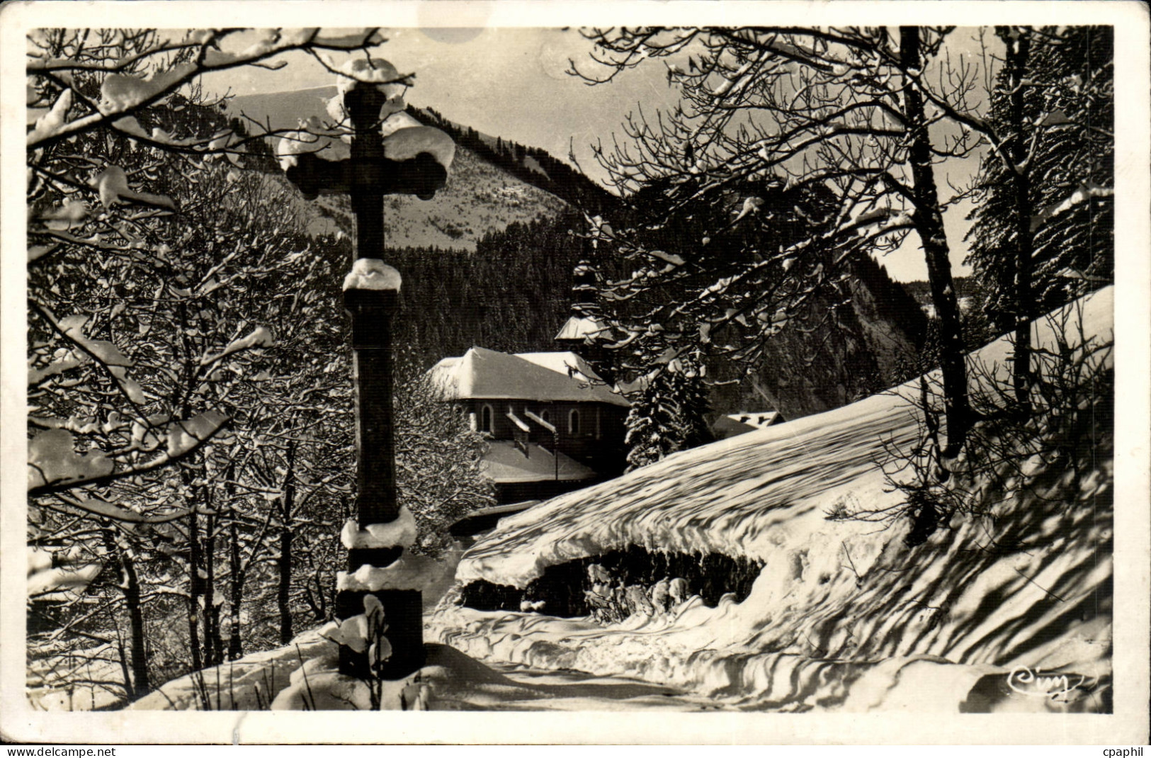 CPM Abondance Le calvaire l'abbaye et la pointe de Fremoux en hiver