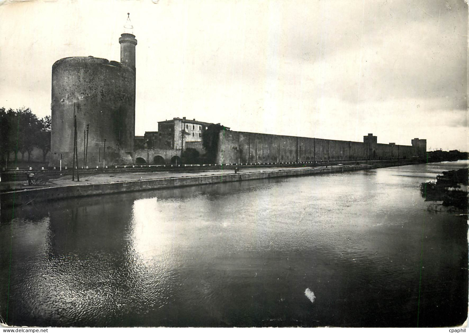 CPM Aigues Mortes Gard Les Remparts cote Ouest