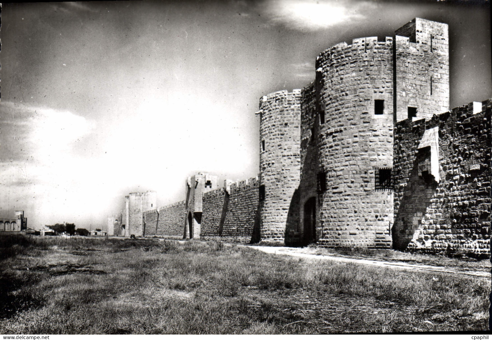 CPM Aigues Mortes La Porte Des Moulins Et Les Remparts