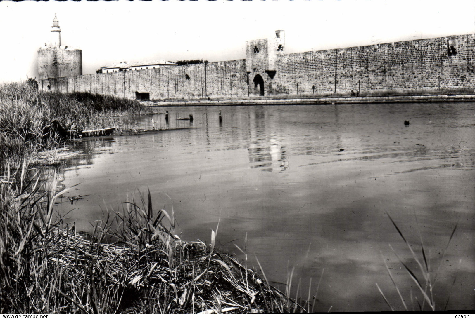 CPM Aigues Mortes Les Remparts Et La Tour De Constance