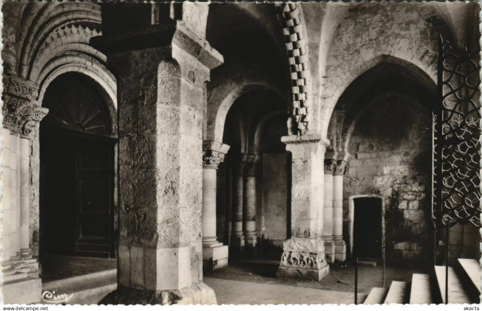 CPM AIRVAULT Le Narthex de l'Eglise (1141645)