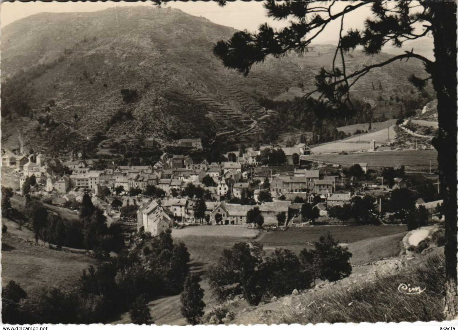 CPM AK Le Pont de Montvert Vue Generale s la Montagne FRANCE (1173465)