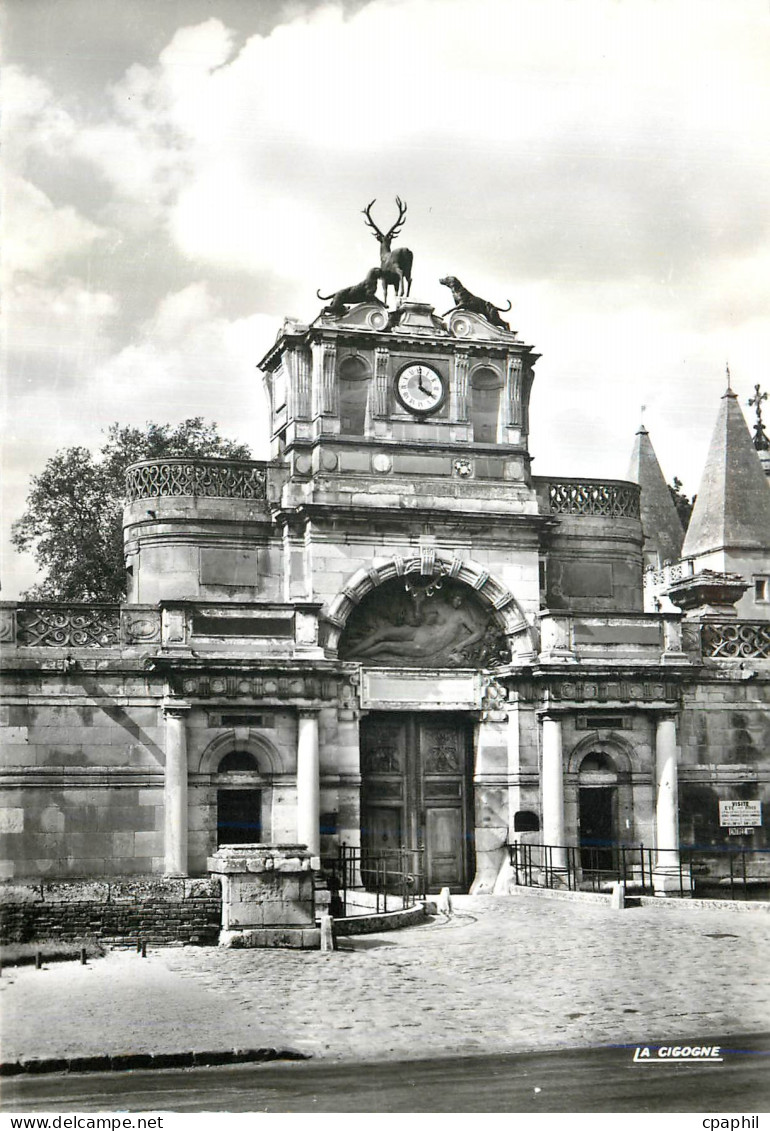 CPM Anet Eure et Loir Le chateau Le portail