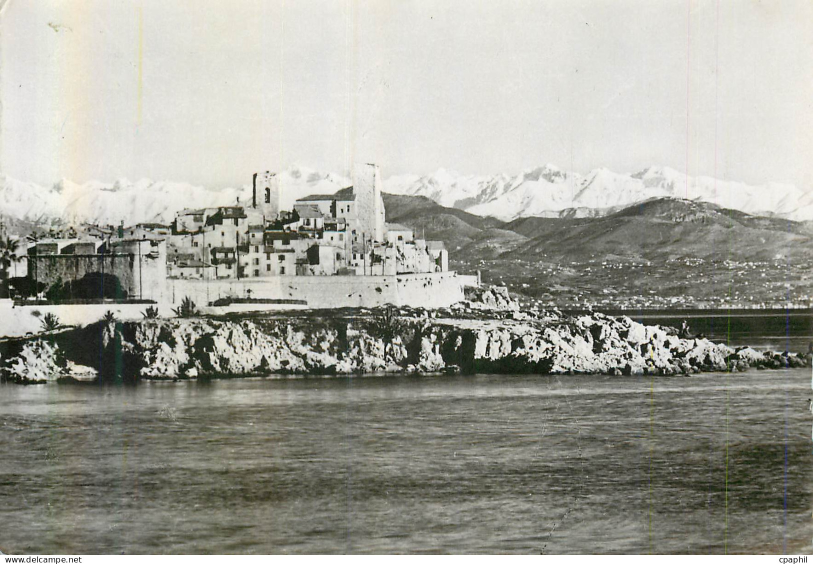 CPM Antibes La Vieille Ville et la Chaine des Alpes