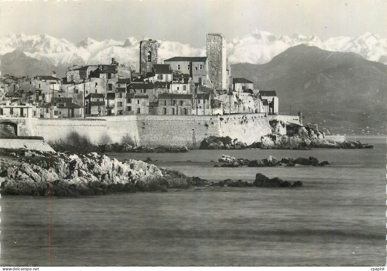 CPM Antibes Les Remparts et les Alpes