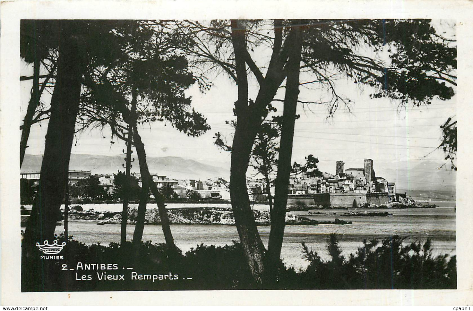 CPM Antibes Les Vieux Remparts