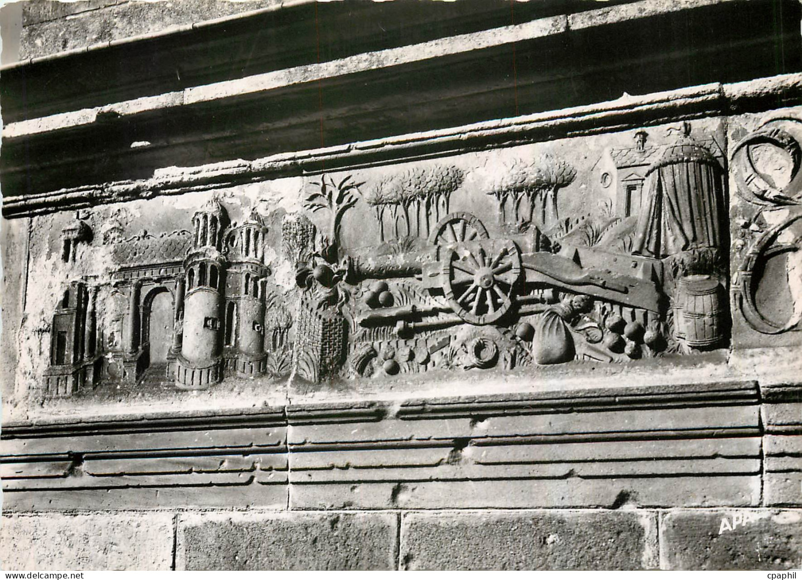 CPM Assier Lot Detail sculptes ceinture de l'Eglise