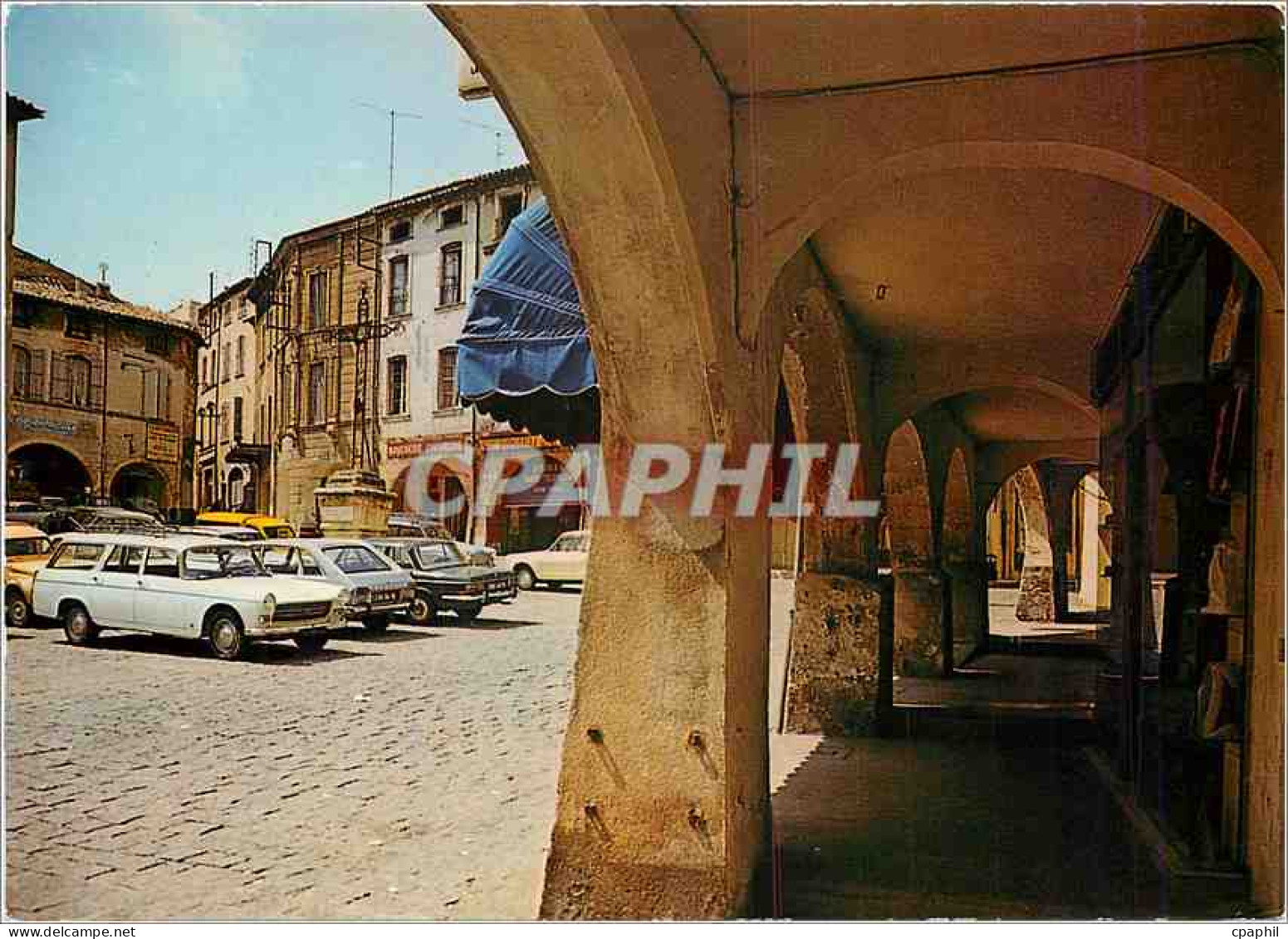 CPM Bagnols sur Ceze Gard La place de la Mairie et ses arcades