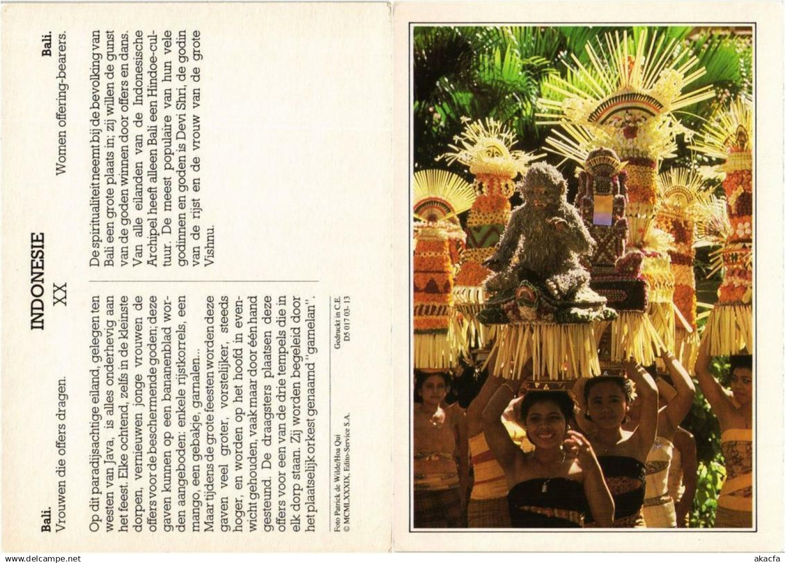 CPM Bali Vrouwen die offers dragen INDONESIA (730054)