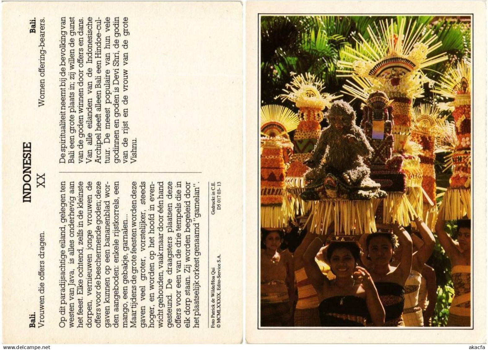 CPM Bali Vrouwen die offers dragen INDONESIA (730081)