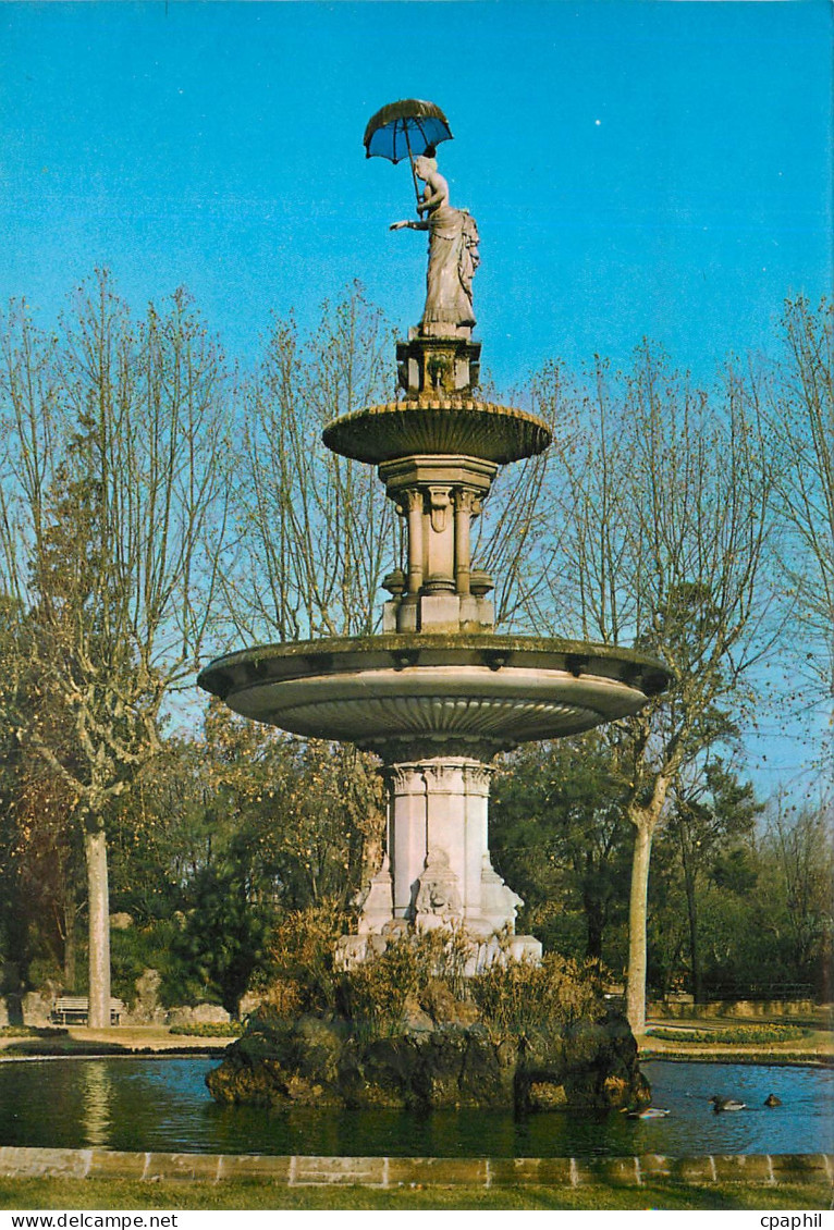 CPM Barcelona Barcelona Parc de la Ciudadela Dame du Parapluie