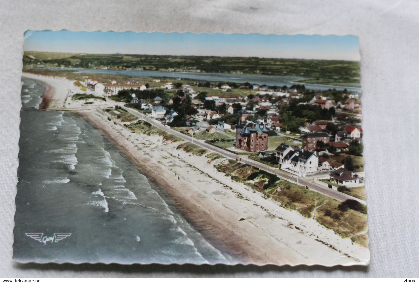 Cpm, Barneville sur mer, la plage et au fond le Havre, Manche 50