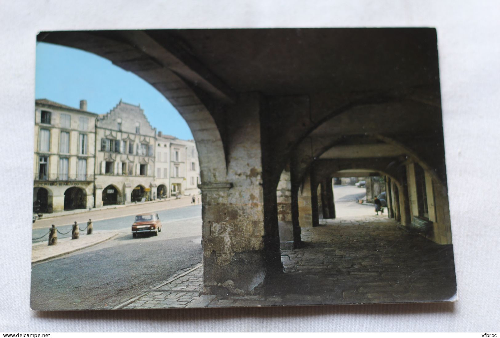 Cpm, Bazas, la place de la République, les arcades et la maison Hollandaise, Gironde 33