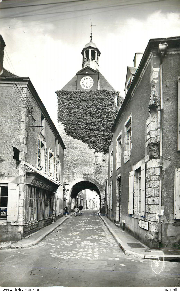 CPM Beaugency (Loiret) La Tour de l'Horloge