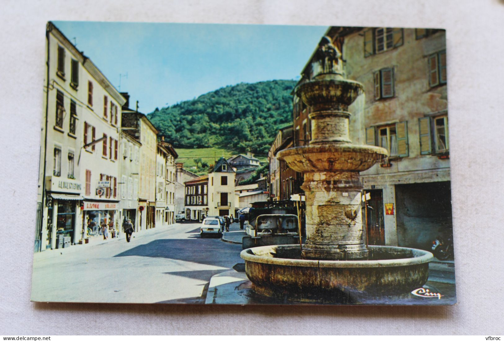 Cpm, Beaujeu, place de la fontaine, Rhône 69