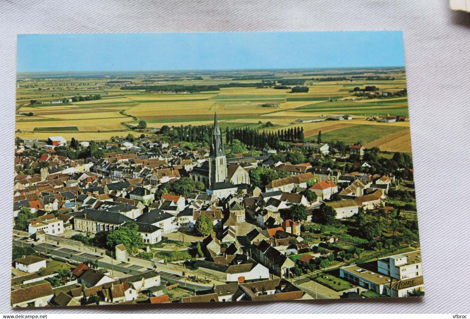 Cpm, Beaune la Rolande, vue aérienne, au centre l'église et sa tour, Loiret 45