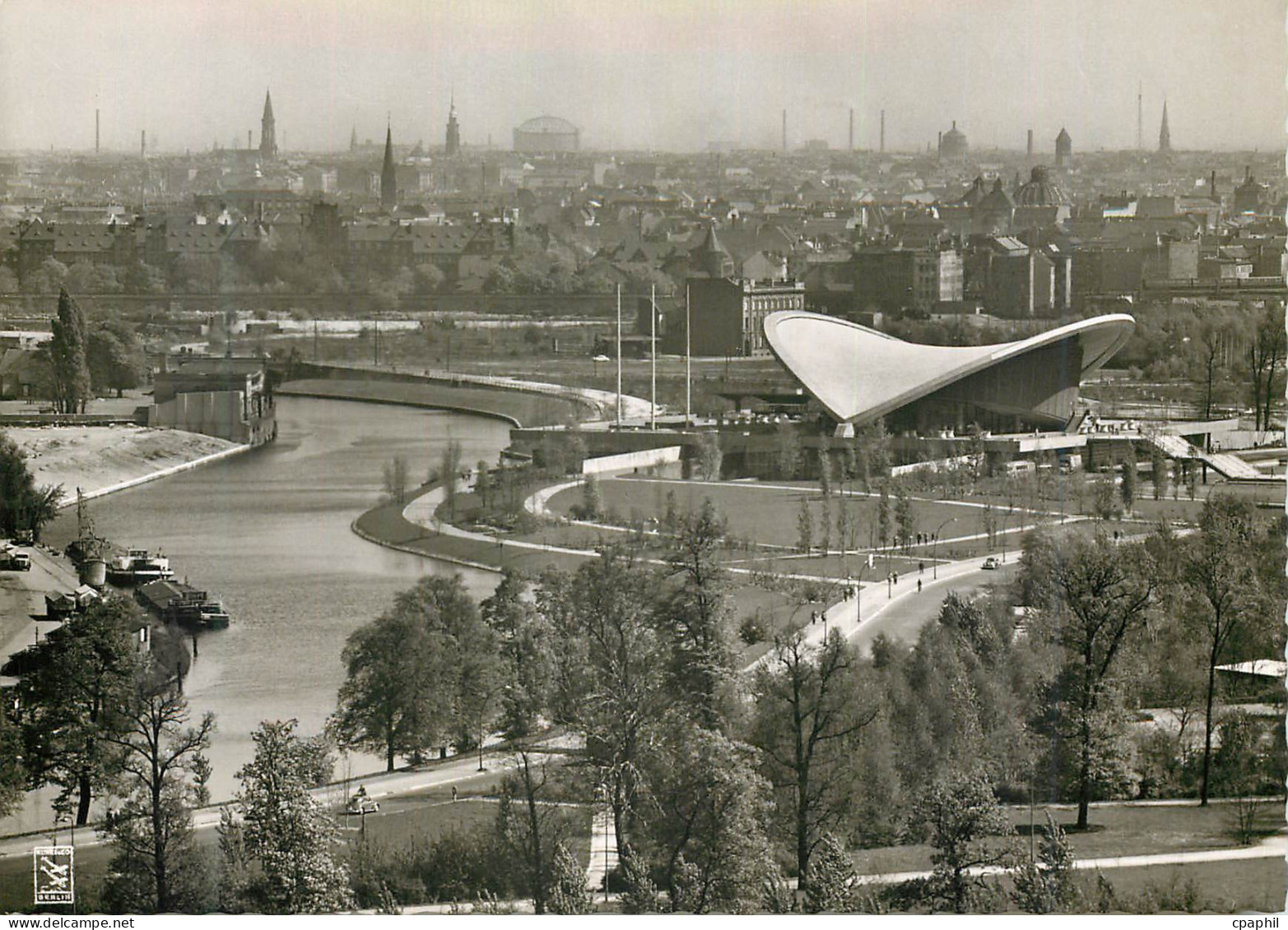 CPM Berlin Mitte Kongresshalle mit Spree