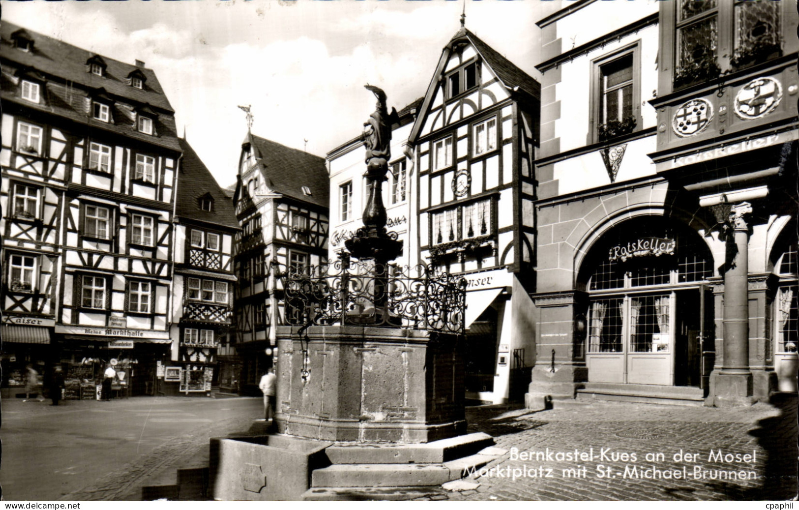 CPM Bernkastel Kues an der Mosel Markplatz mit St Michael Brunnen