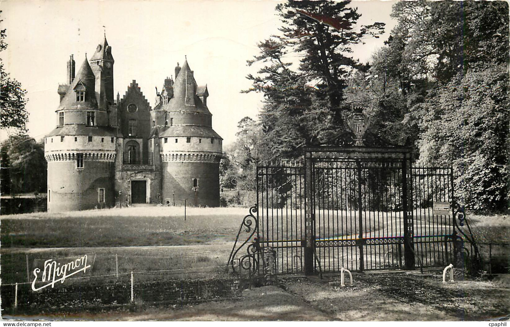 CPM Blangy sur Bresle S Mme Ses Environs Chateau de Rambures et sa grille d'honneur
