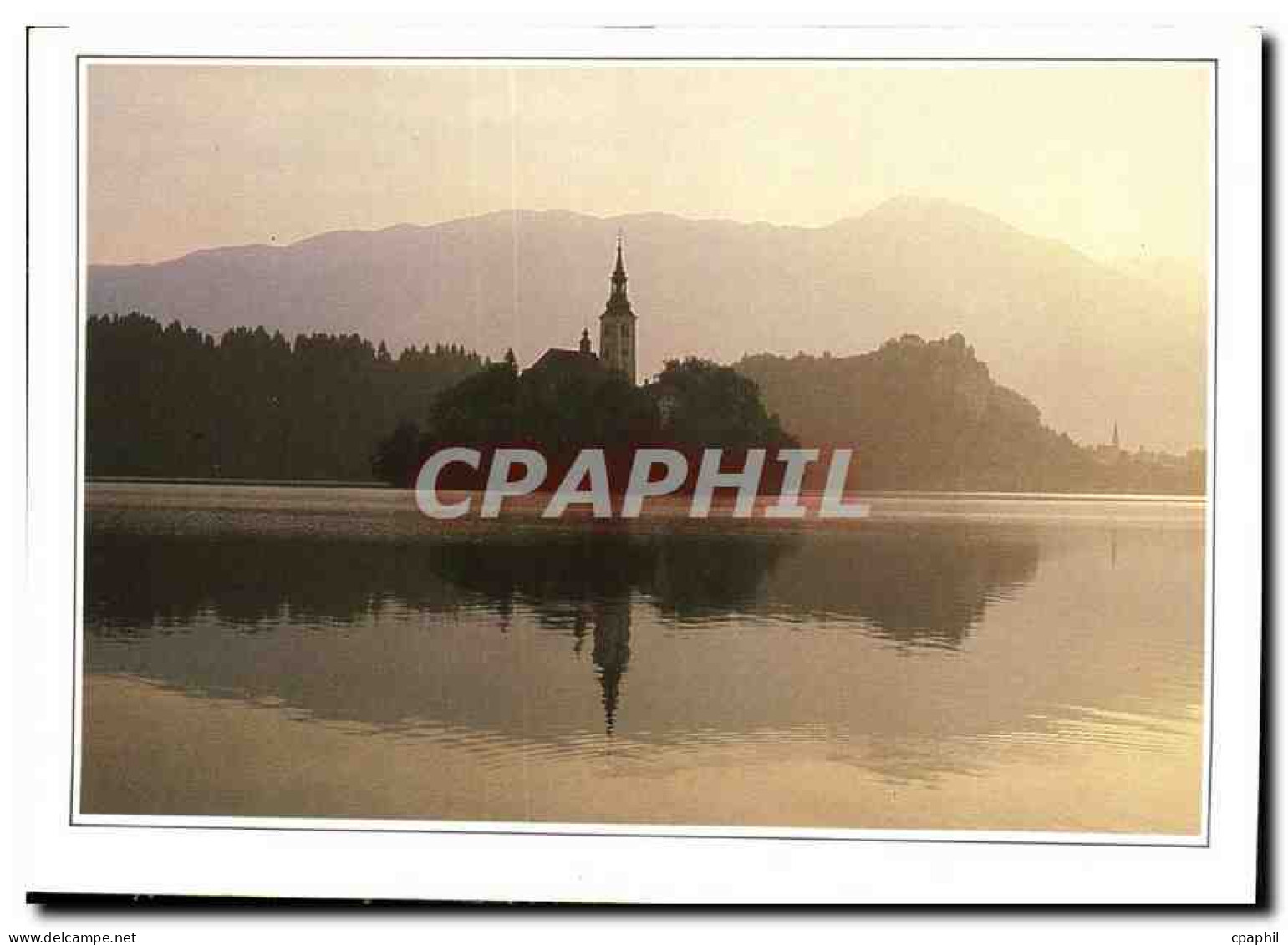 CPM Bled en the Slovene Alps gardien solitaire sur son flot boise le clocher medieval de l'eglise Sa
