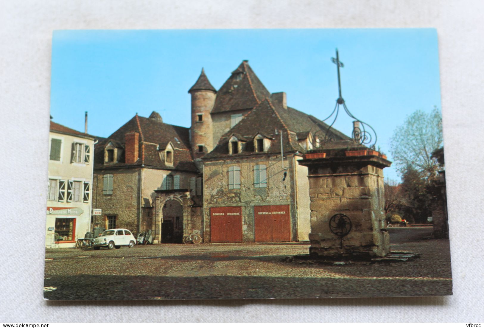 Cpm, Bretenoux, place des Consuls, mairie, pompe, Lot 46