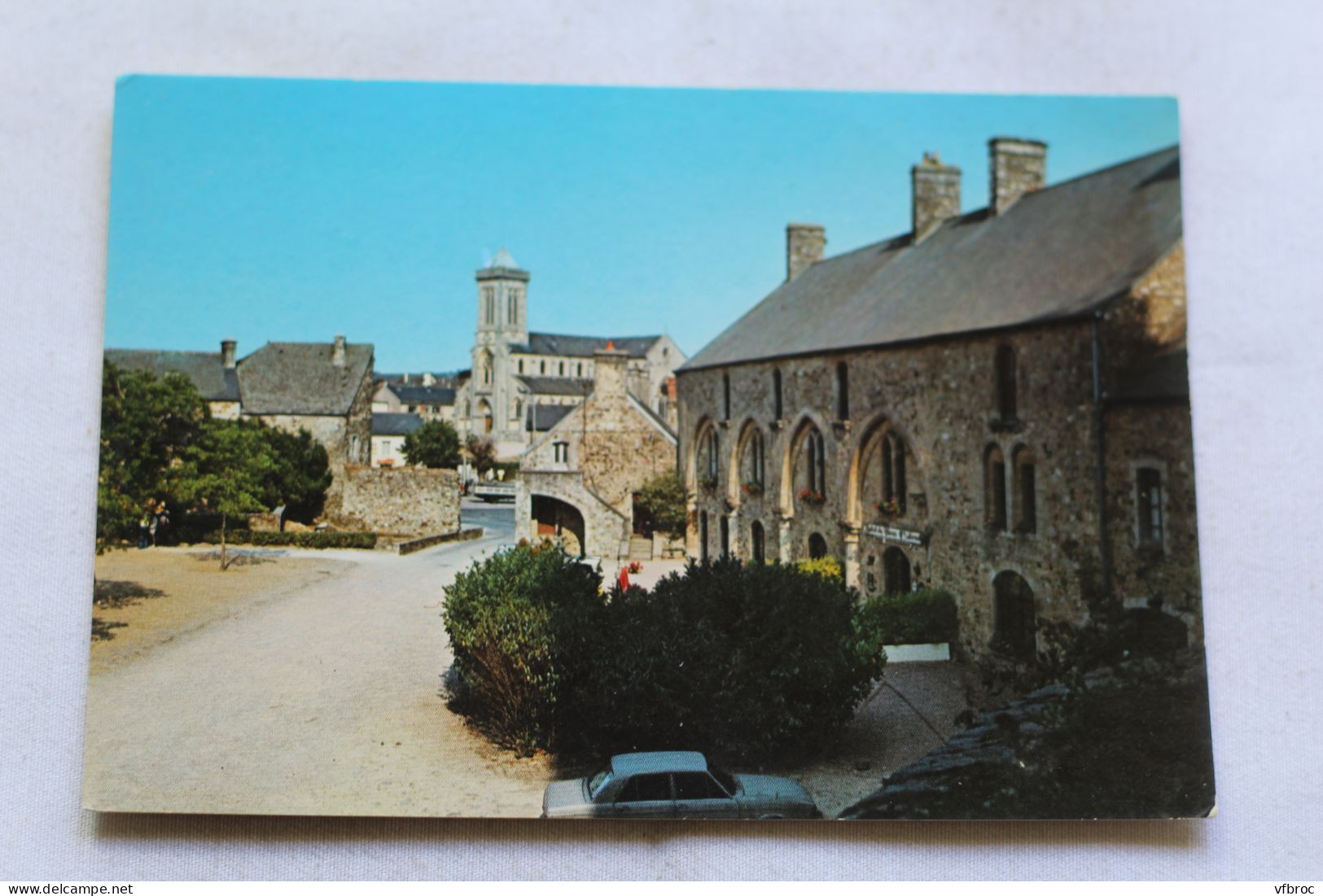 Cpm, Bricquebec, l'hôtel du vieux château et l'église, Manche 50