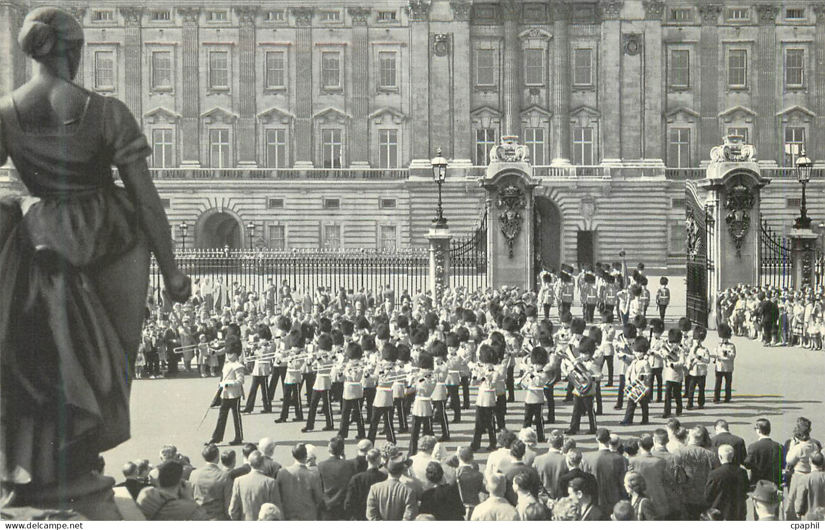 CPM Buckingham Palace London Militaria