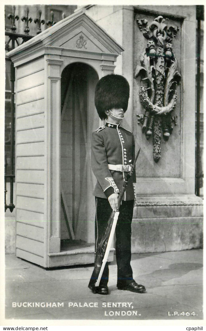 CPM Buckingham Palace Sentry London Militaria