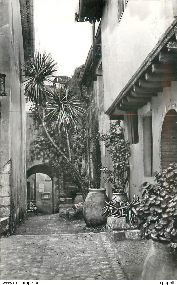 CPM Cagnes-Sur-Mer Rue du Vieux Cagnes et la Porte St Roch