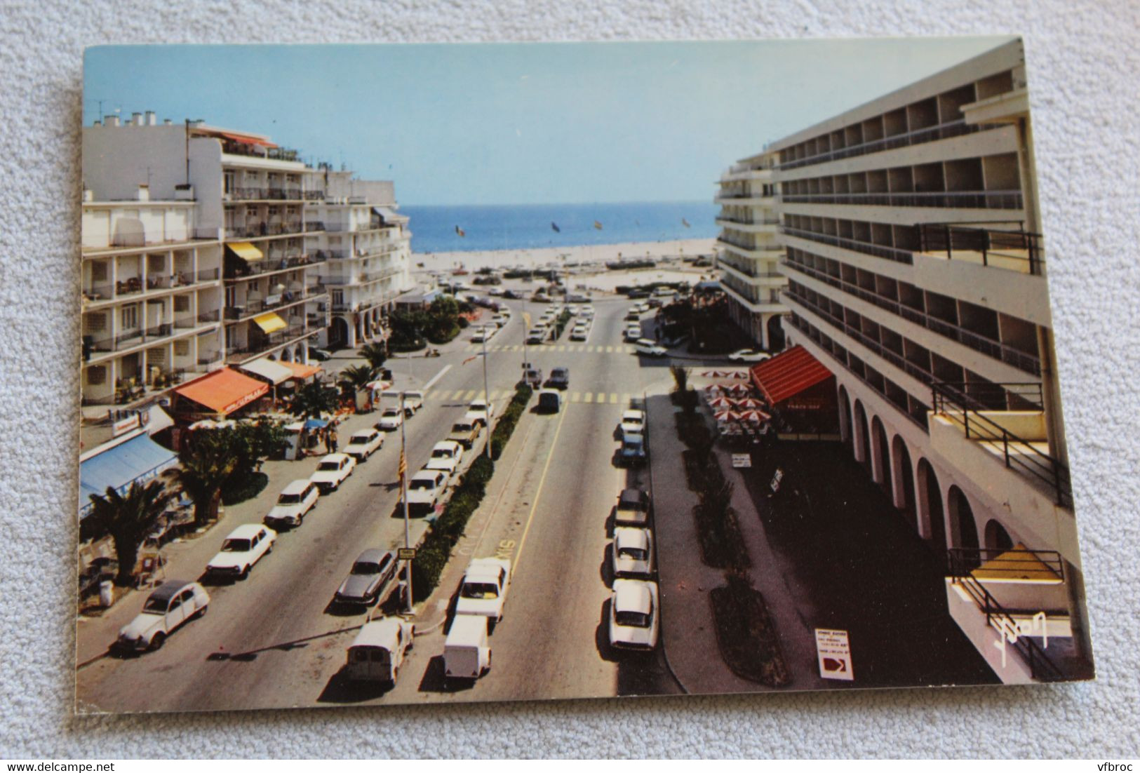 Cpm, Canet plage, l'avenue de la Méditerranée, la place, au fond la plage, Pyrénées orientales 66
