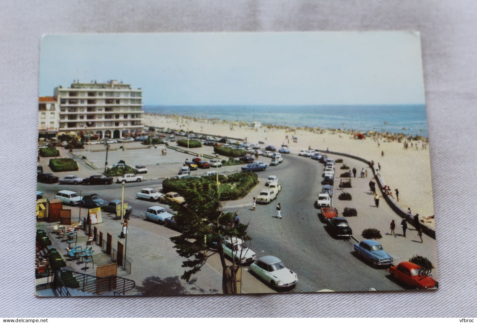 Cpm, Canet plage, place de la Méditerranée et la plage, Pyrénées Orientales 66