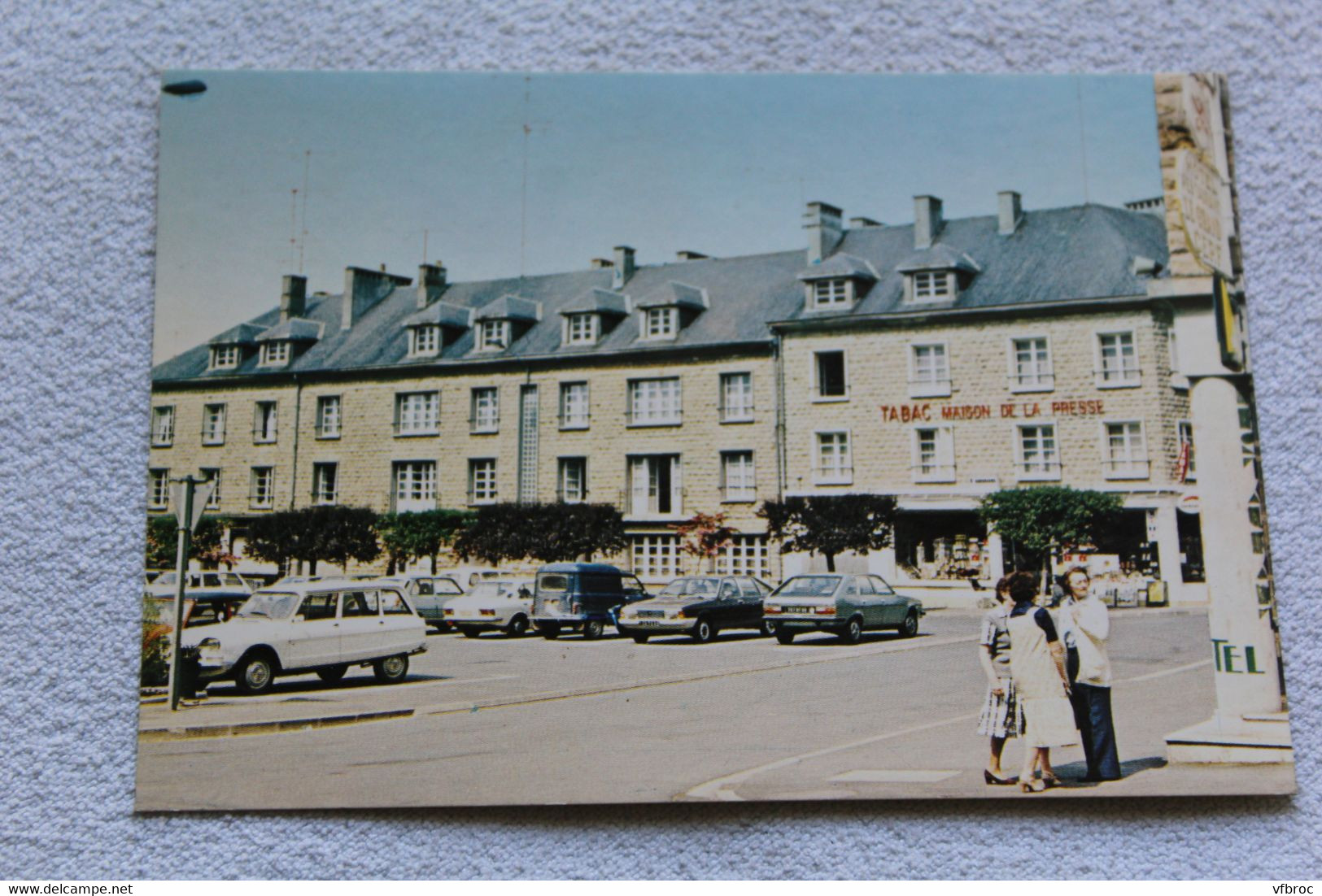 Cpm, Carignan, place de la Fontaine, Ardennes 08