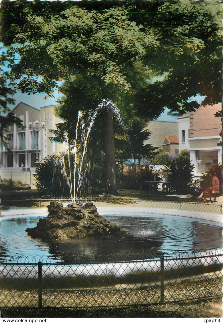 CPM Caudry (Nord) Le Jardin Public et la salle des Fetes