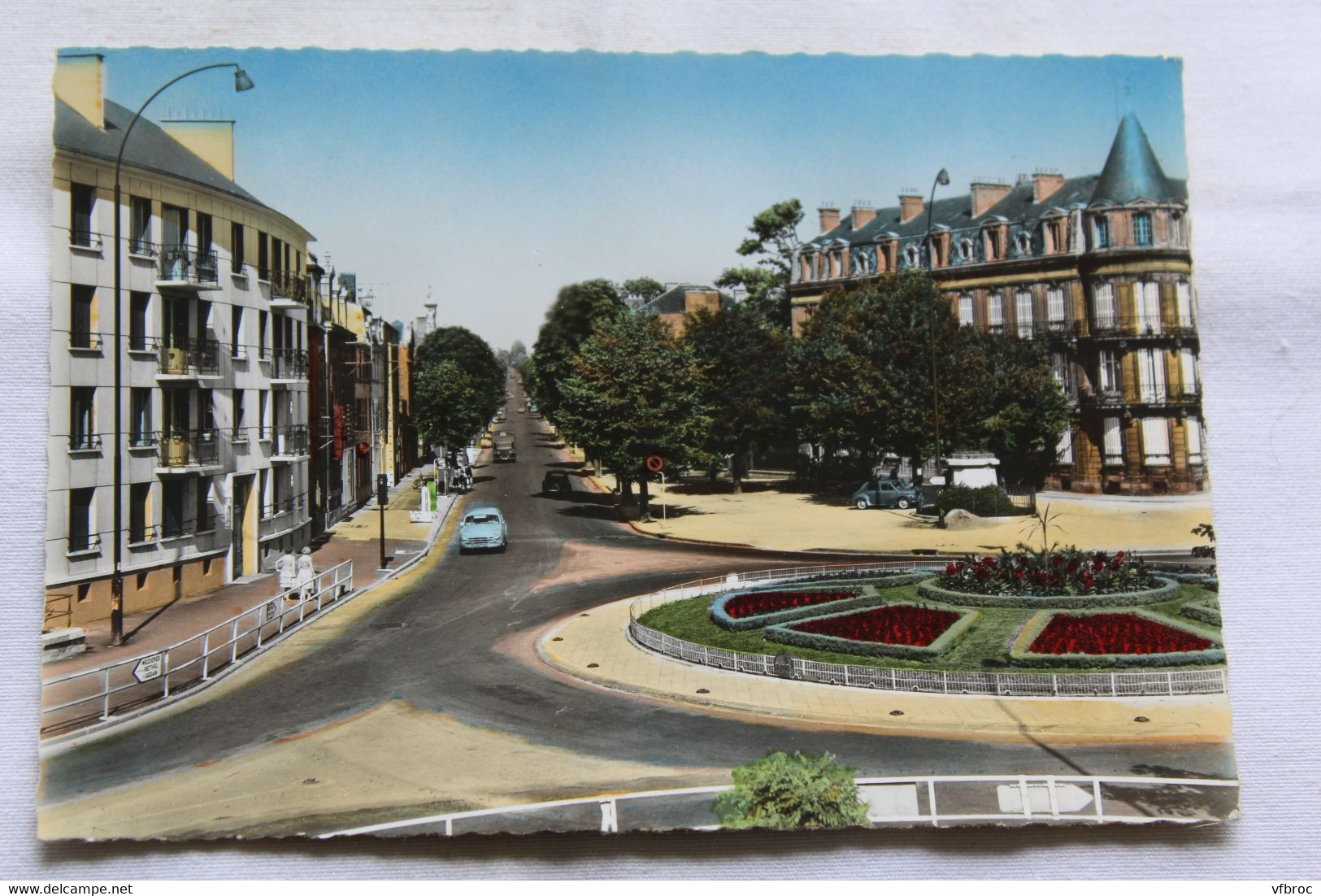 Cpm, Charleville, avenue Charles De Gaulle, Ardennes 08