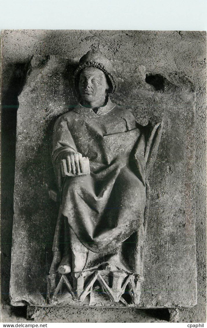CPM Charroux Vienne Ancienne Abbaye Salle Capitulaire xv s Statue d Abbe fin xiii s