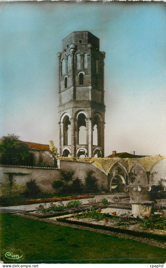 CPM Charroux (vienne) La Tour Octogonale dite de Charlemagne vue du Jardin de l'Ancienne Abbaye