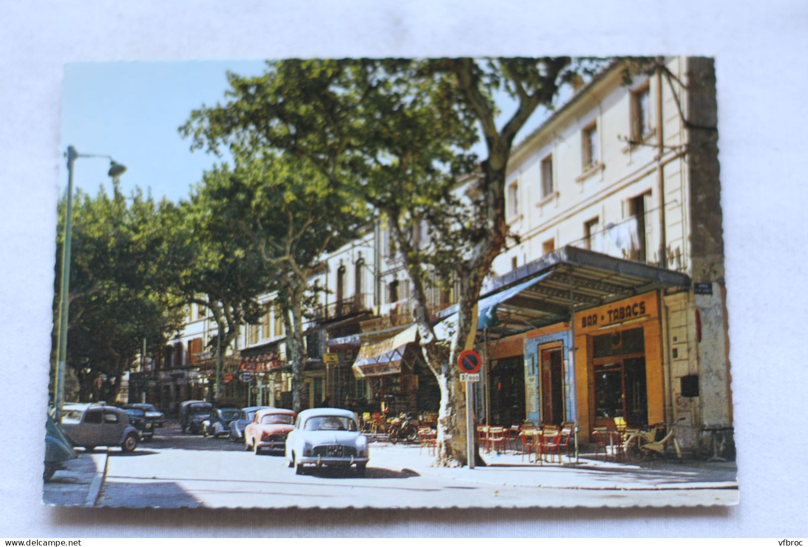 Cpm, Châteaurenard, le cours, Bouches du Rhône 13 (Renault Frégate)