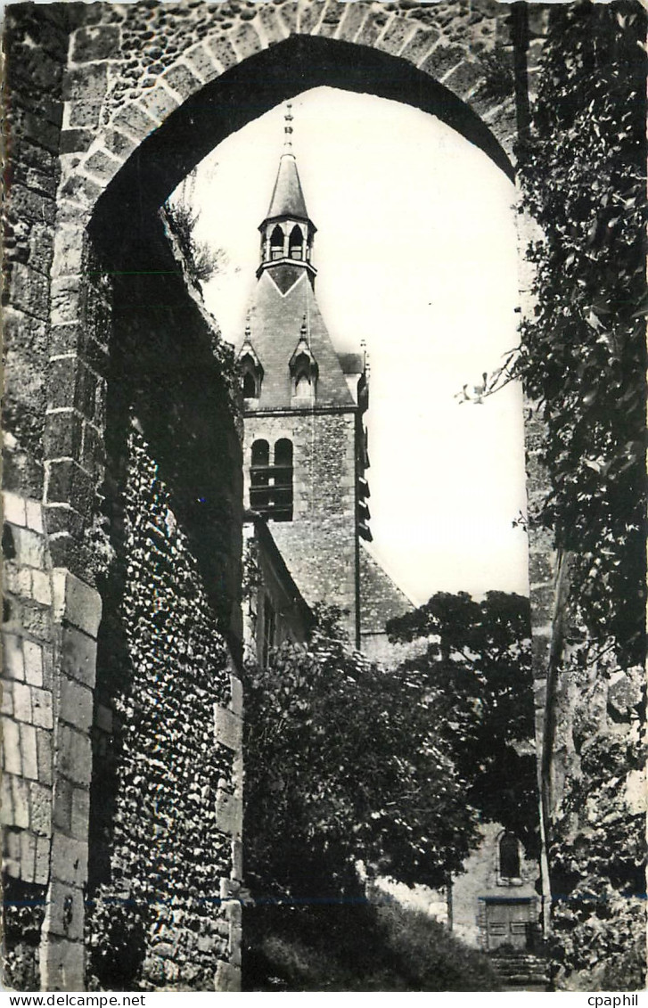 CPM Chateaurenard Loiret L'Eglise Vue des Ruines de l'Ancien Chateau