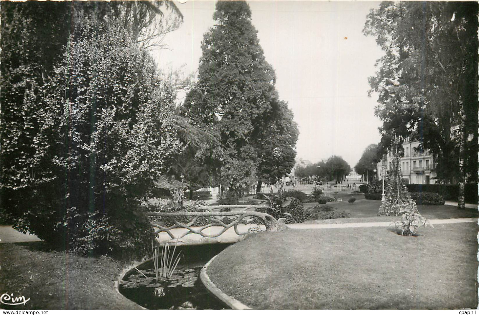 CPM Chatellerault Vienne Jardin Public