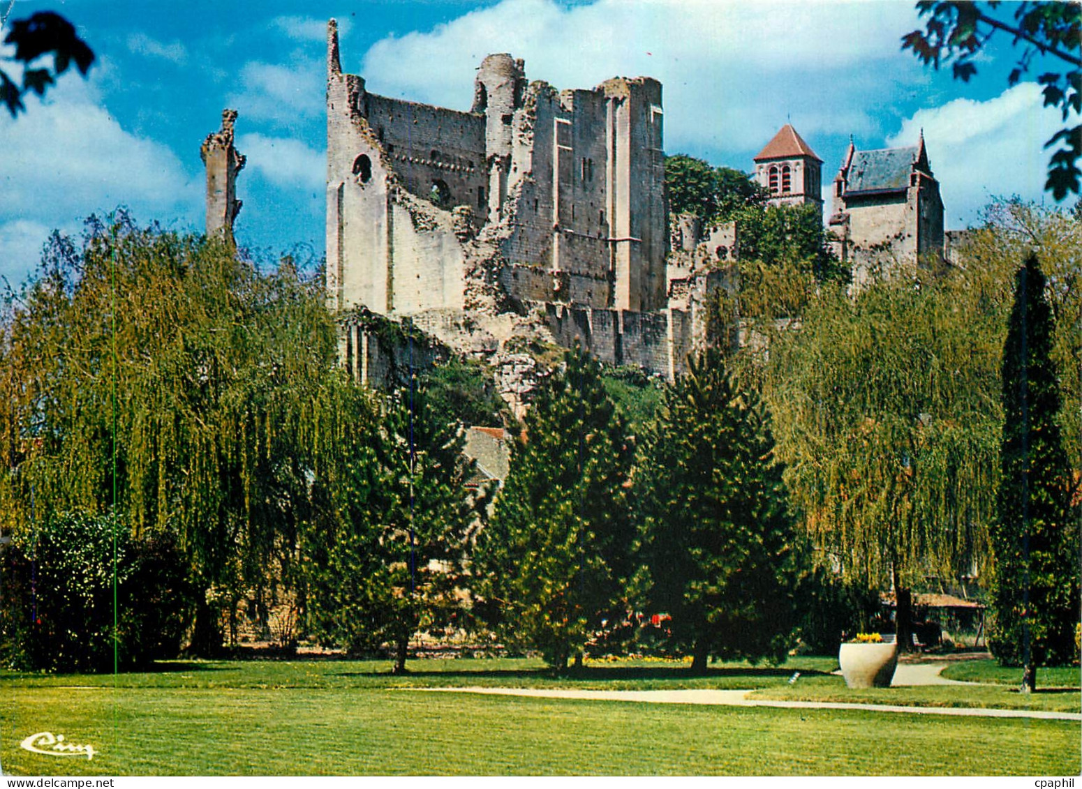 CPM Chauvigny Ruines du Chateau Baronniat