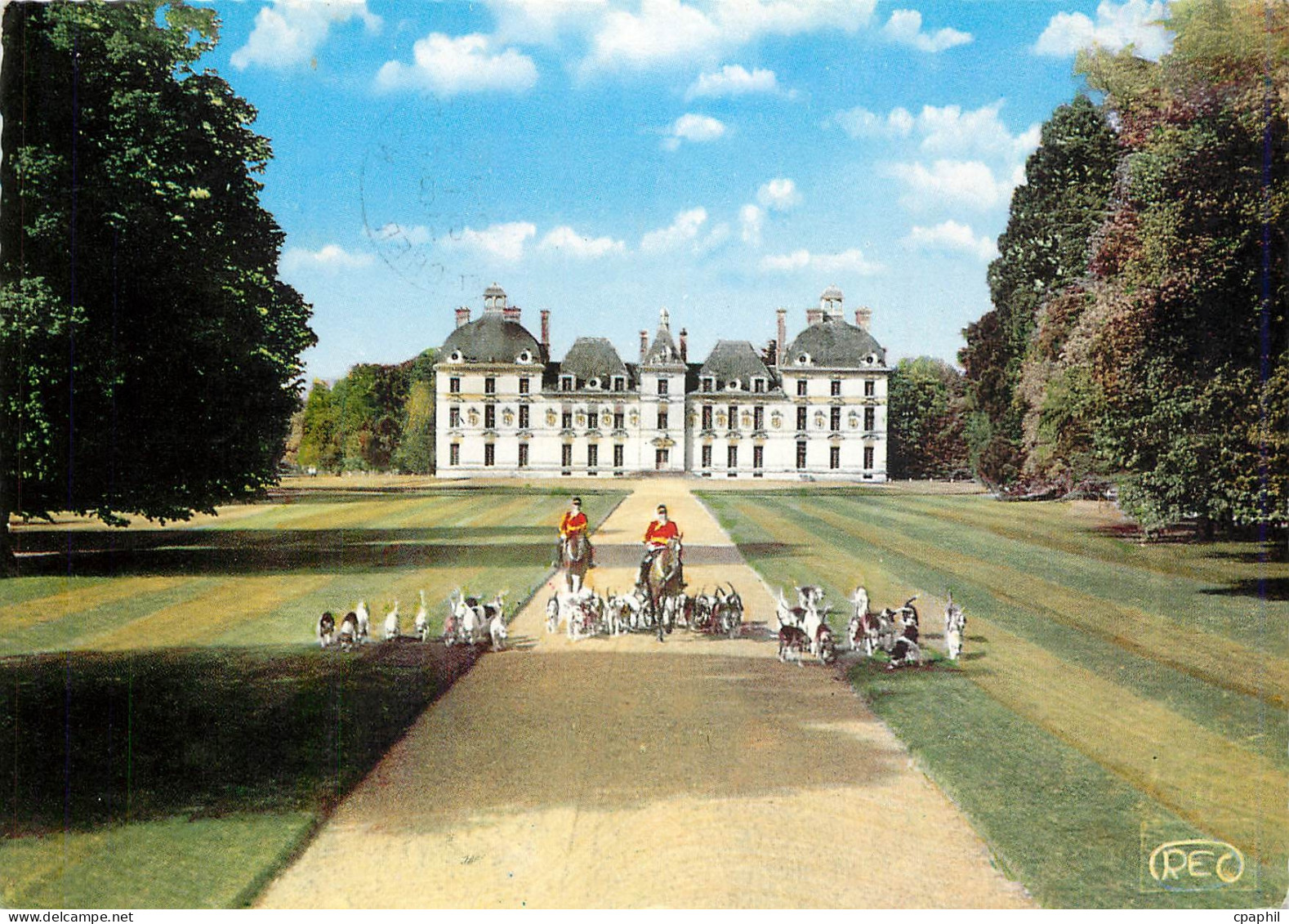 CPM Cheverny (Loir et cher) Le Chateau Un depart a la Chasse Chiens