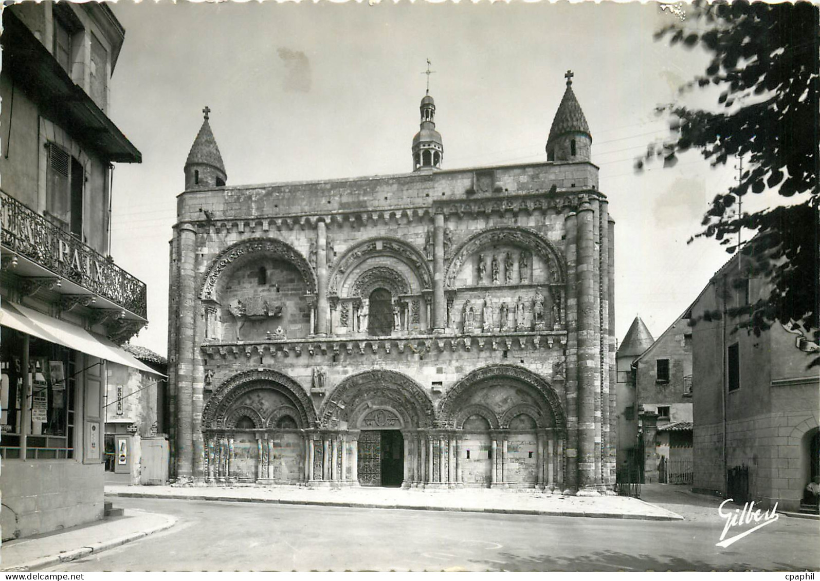 CPM Civray Vienne Facade de l'Eglise Romane
