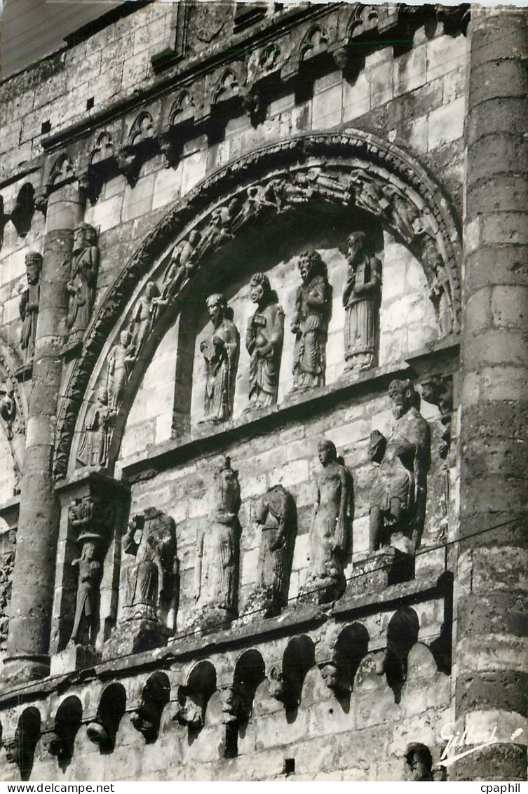 CPM Civray Vienne L'Eglise Details de la Facade