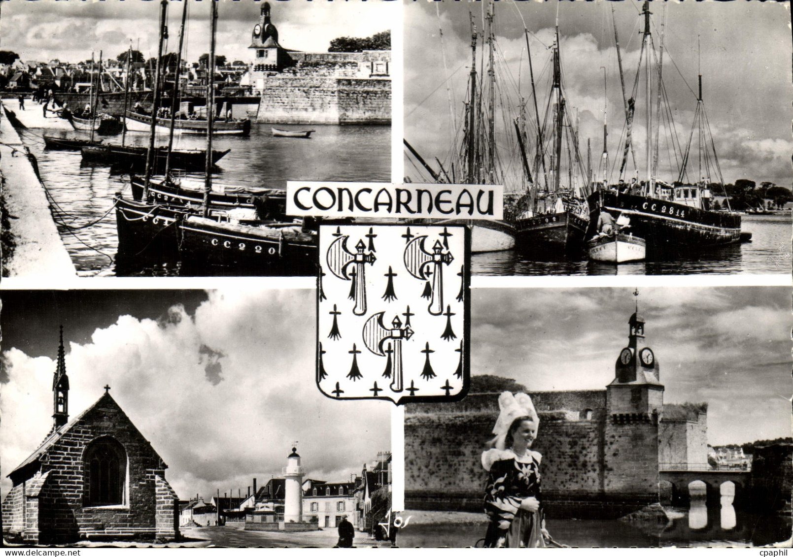 CPM Concarneau La ville close Les bateaux La chapelle de la Croix Costume de Concarneau Folklore