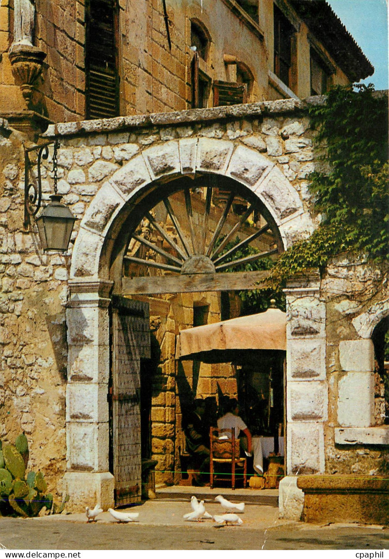 CPM Cote d'Azur Saint Paul de Vence La Colombe d'Or Le Portail