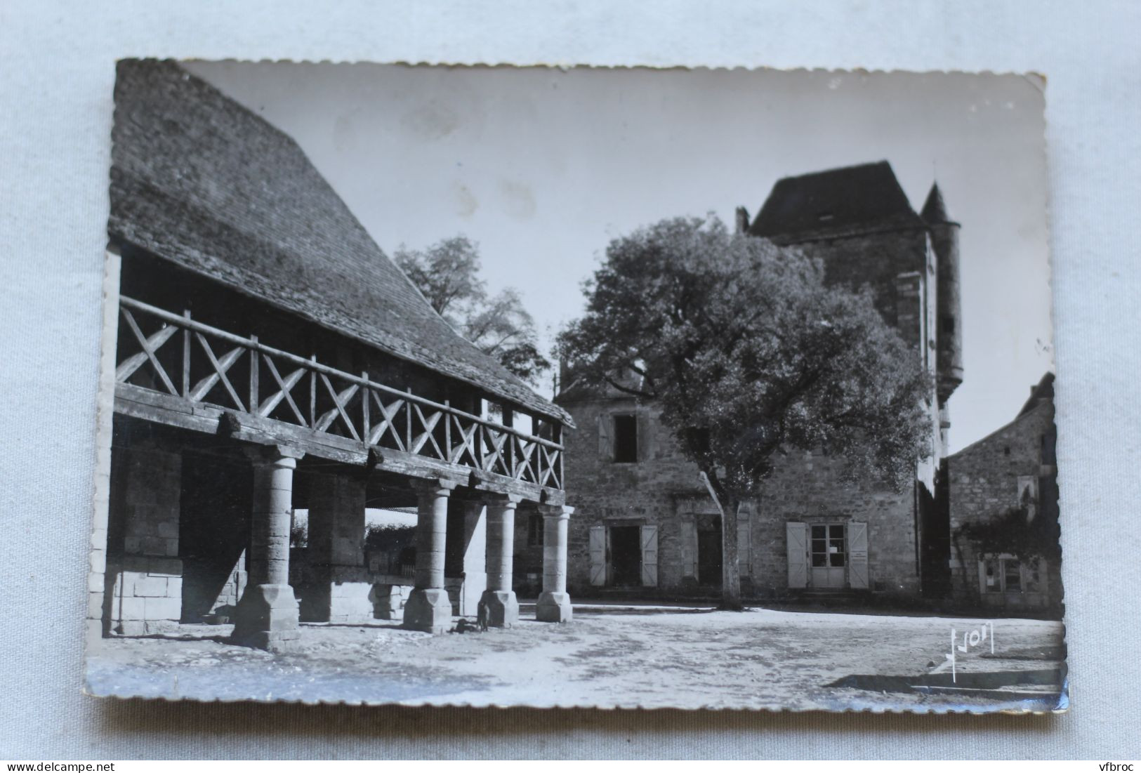 Cpm, Domme, hôtel du Gouverneur et la halle, Dordogne 24