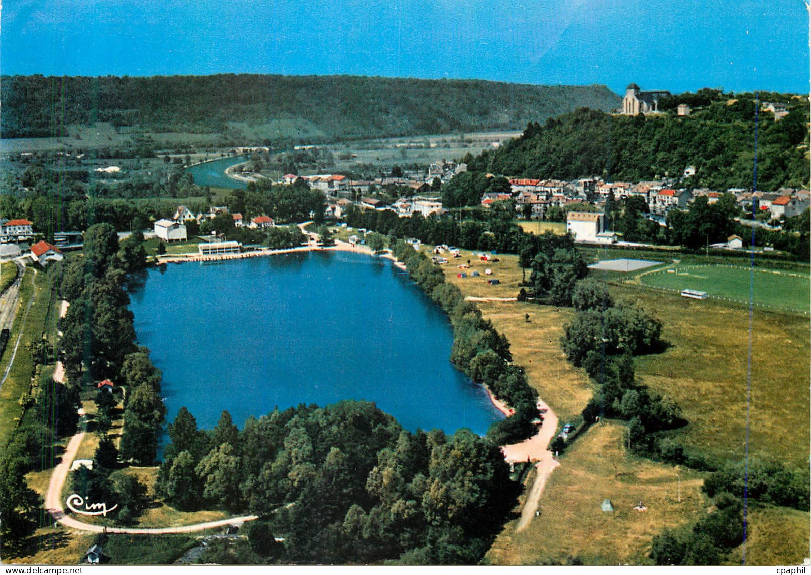 CPM Dun sur Meuse (Meuse)Vue generale aerienne Le Lac Vert Terrain de Sports et la Meuse