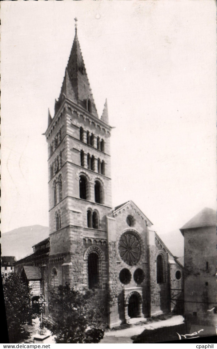 CPM Embrun La Cathedrale