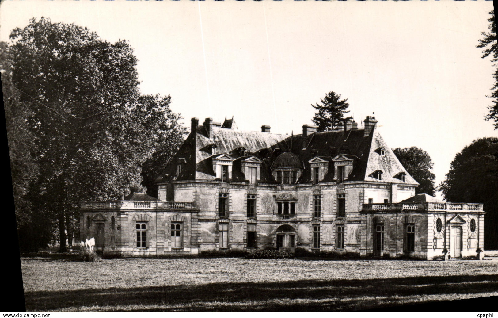 CPM Env de Louviers Acquigny Chateau